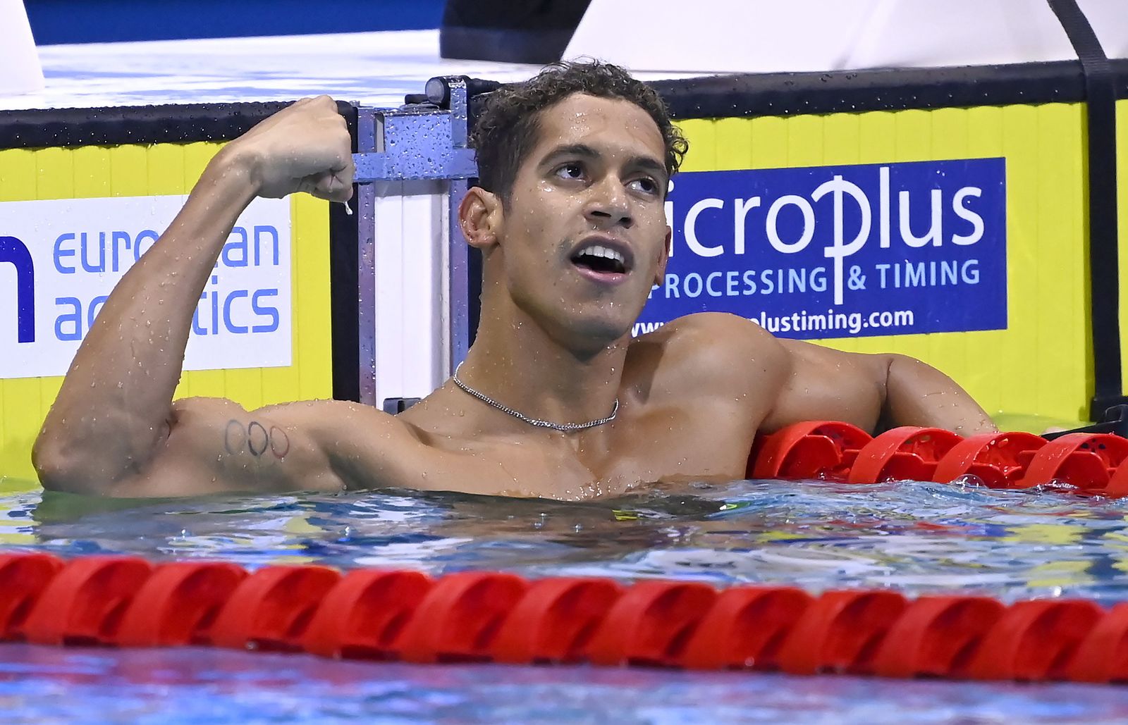 Hugo González, tras ganar la medalla de oro en los 200 metros libres