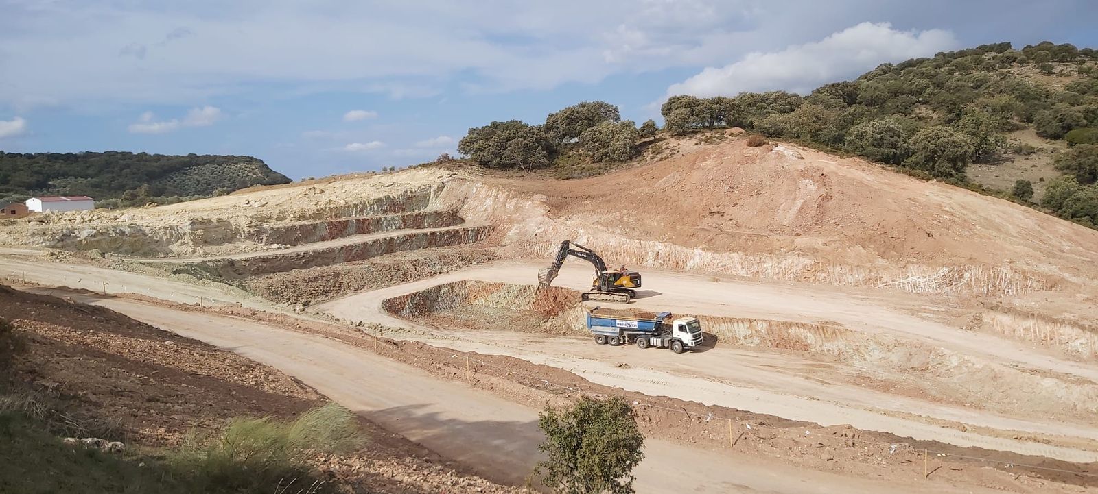 Imagen de ayer de las obras del que será el nuevo acceso a Alcalá del Valle desde la carretera A-384.