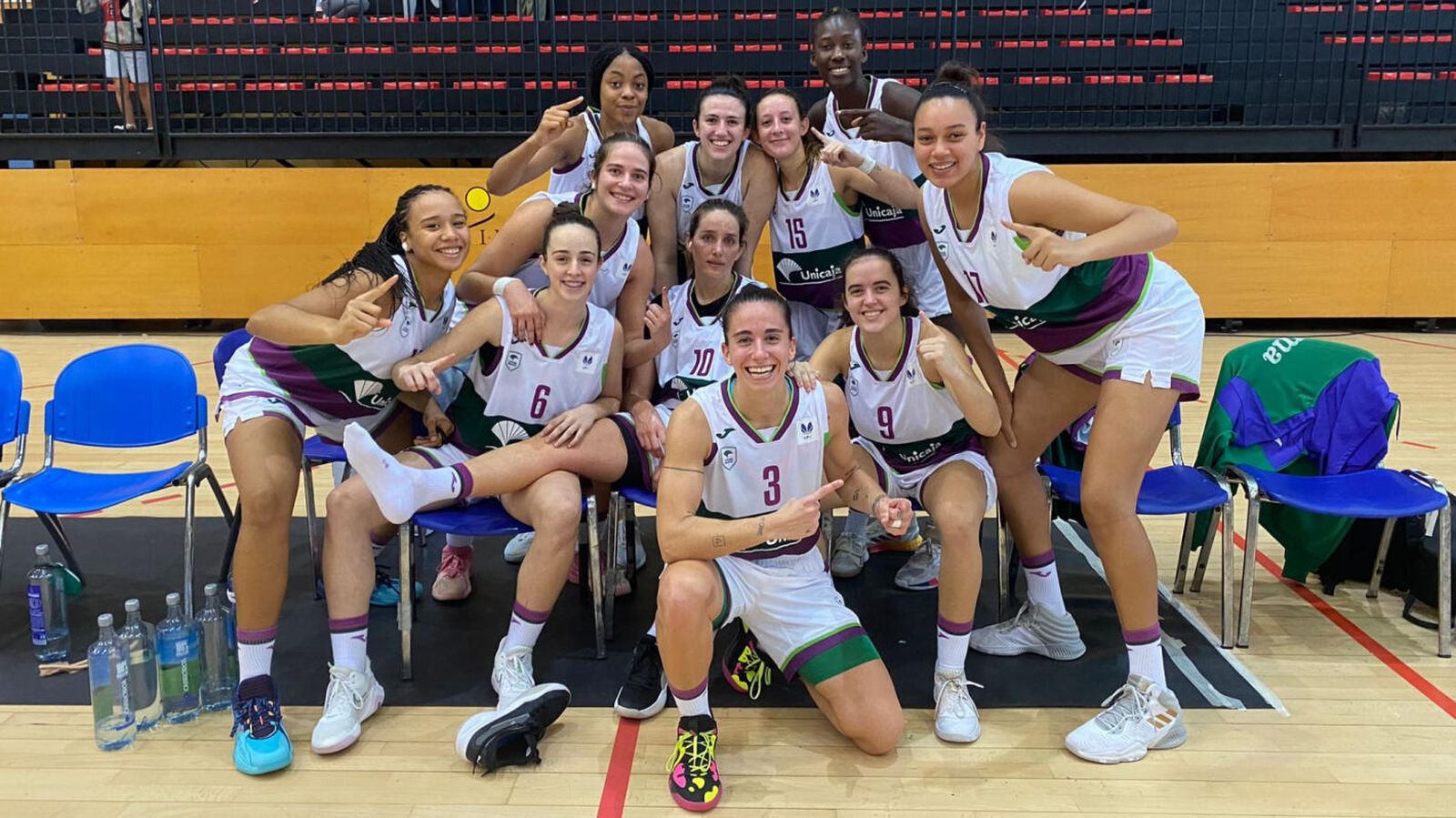 Las jugadoras del Unicaja celebran el triunfo.