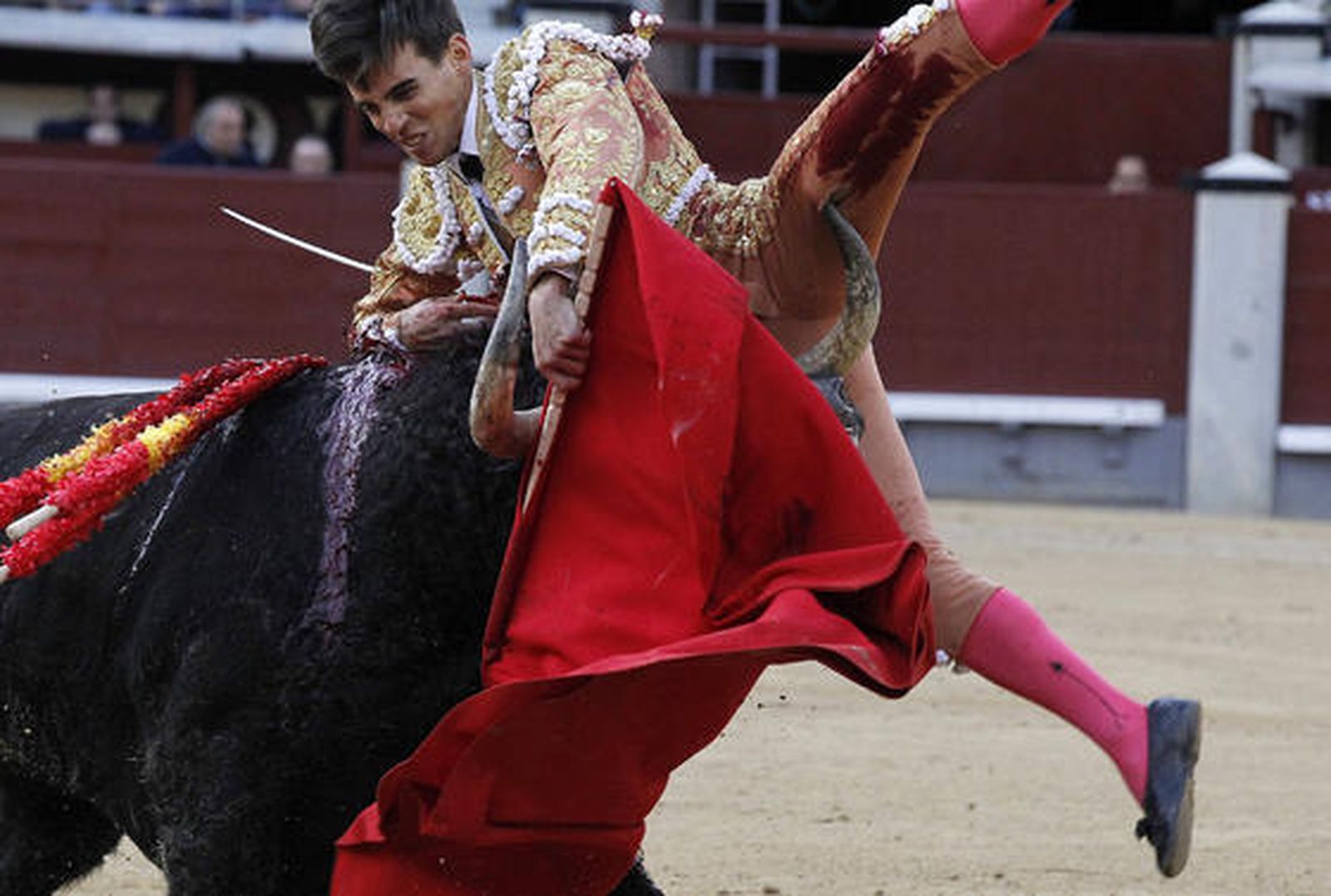 Gonzalo Caballero, herido grave, y gran faena de Morenito de Aranda