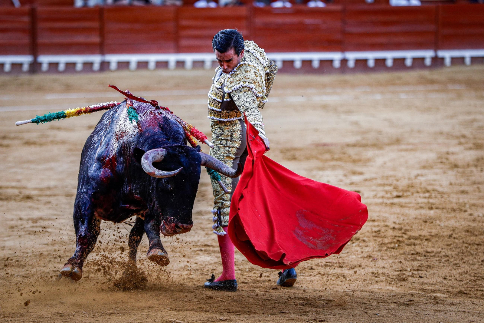 Juan Ortega durante la lidia.