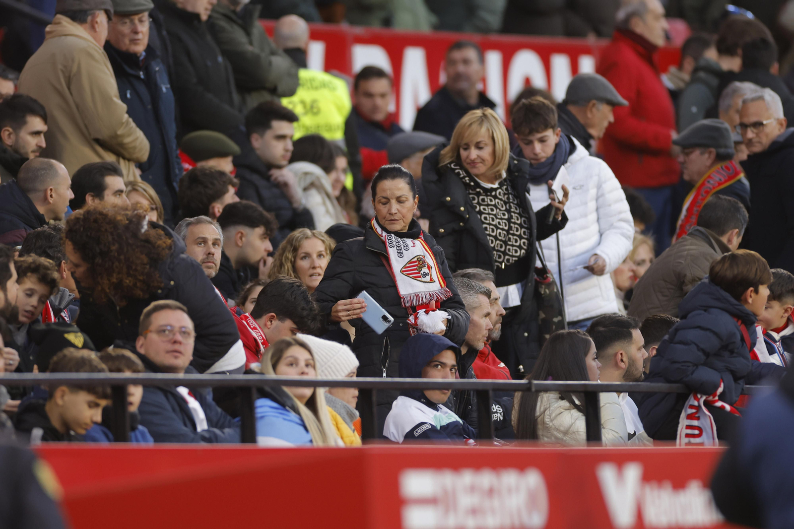 Búscate en las fotos del Sevilla-Elche