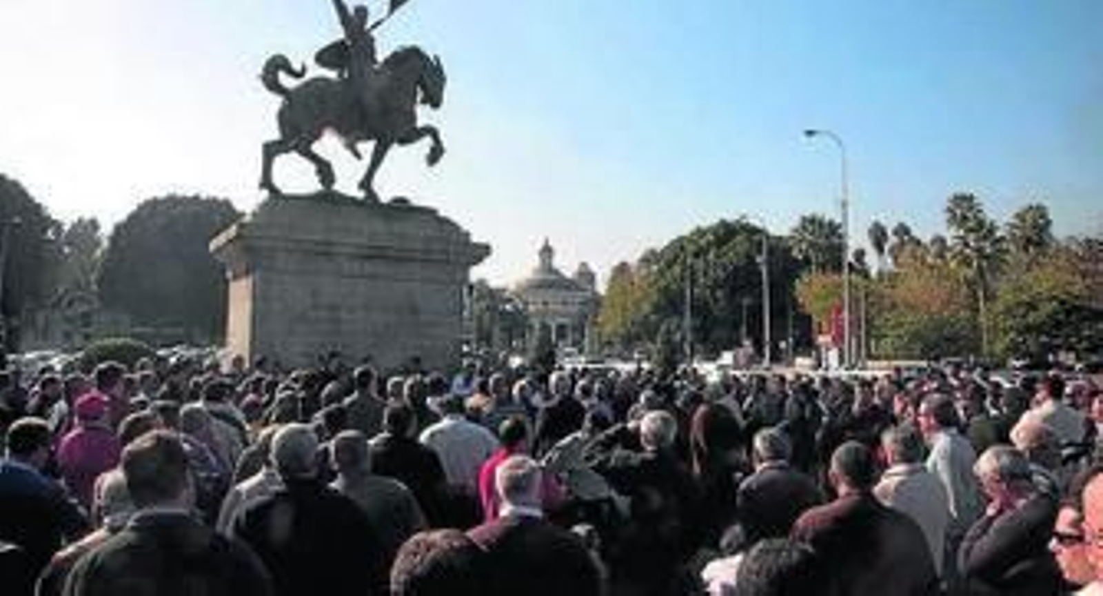 Pancartas y sombras de los taxistas, que salieron con sus vehículos de la estación central de trenes.
