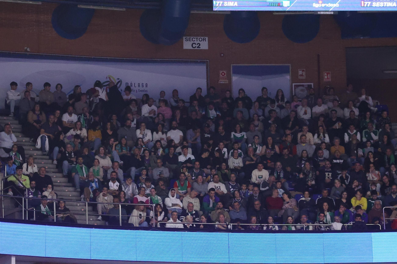 Búscate en las gradas del Carpena durante el Unicaja-Valencia Basket