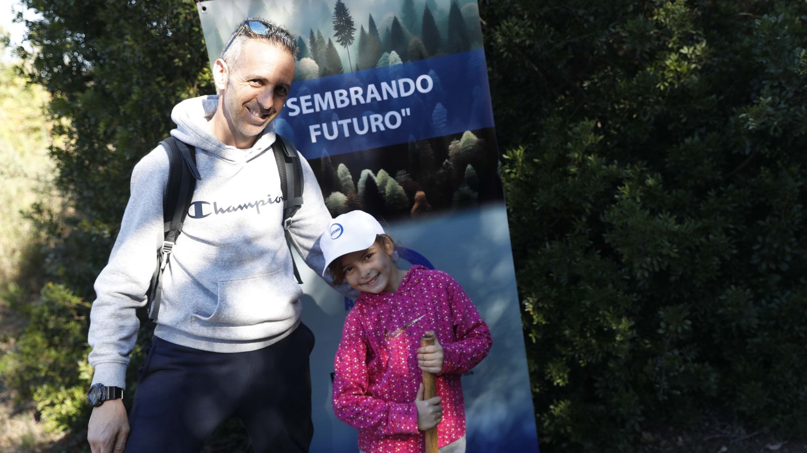 Jornada de reforestación en El Palancar por trabajadores de Acerinox, en imágenes