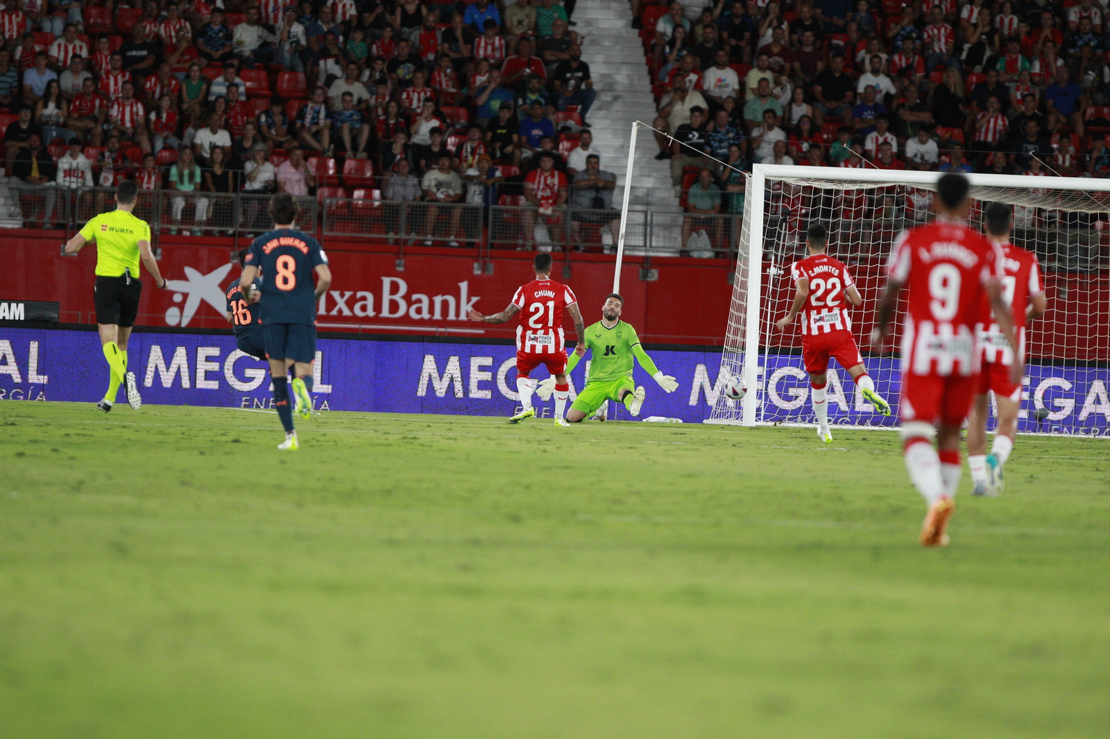 Imágenes del partido de La Liga Ea Sports U.D. Almería-Valencia C.F.