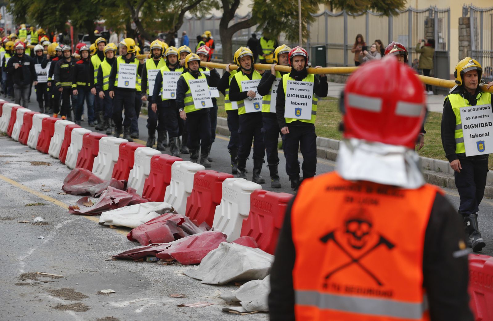Las imágenes de la 'marcha fúnebre' de los bomberos en Málaga