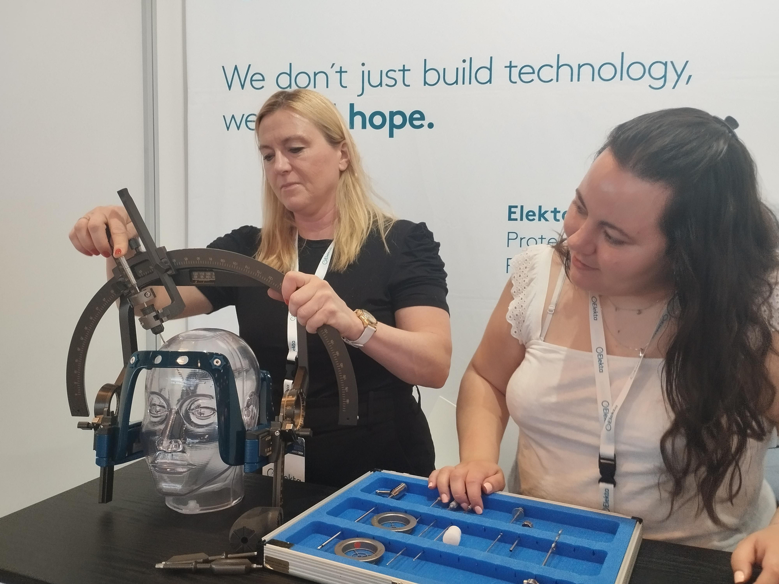 Representantes de una firma comercial muestran el sistema de precisión usado para colocar electrodos en el tratamiento el temblor del Parkinson.