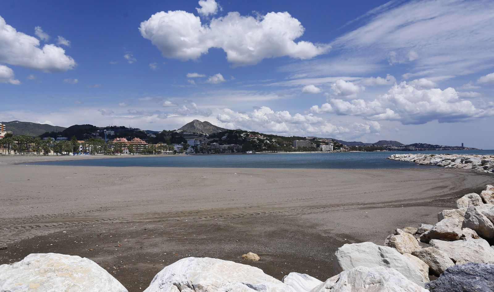 Fotos de la playa de La Malagueta en pleno confinamiento por el coronavirus