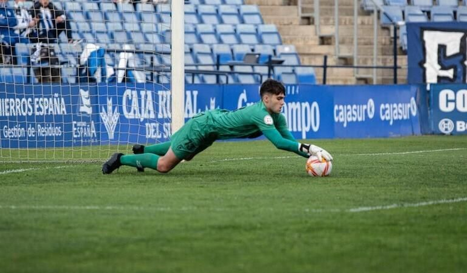 Nico Garnés atrapa el balón durante un partido.