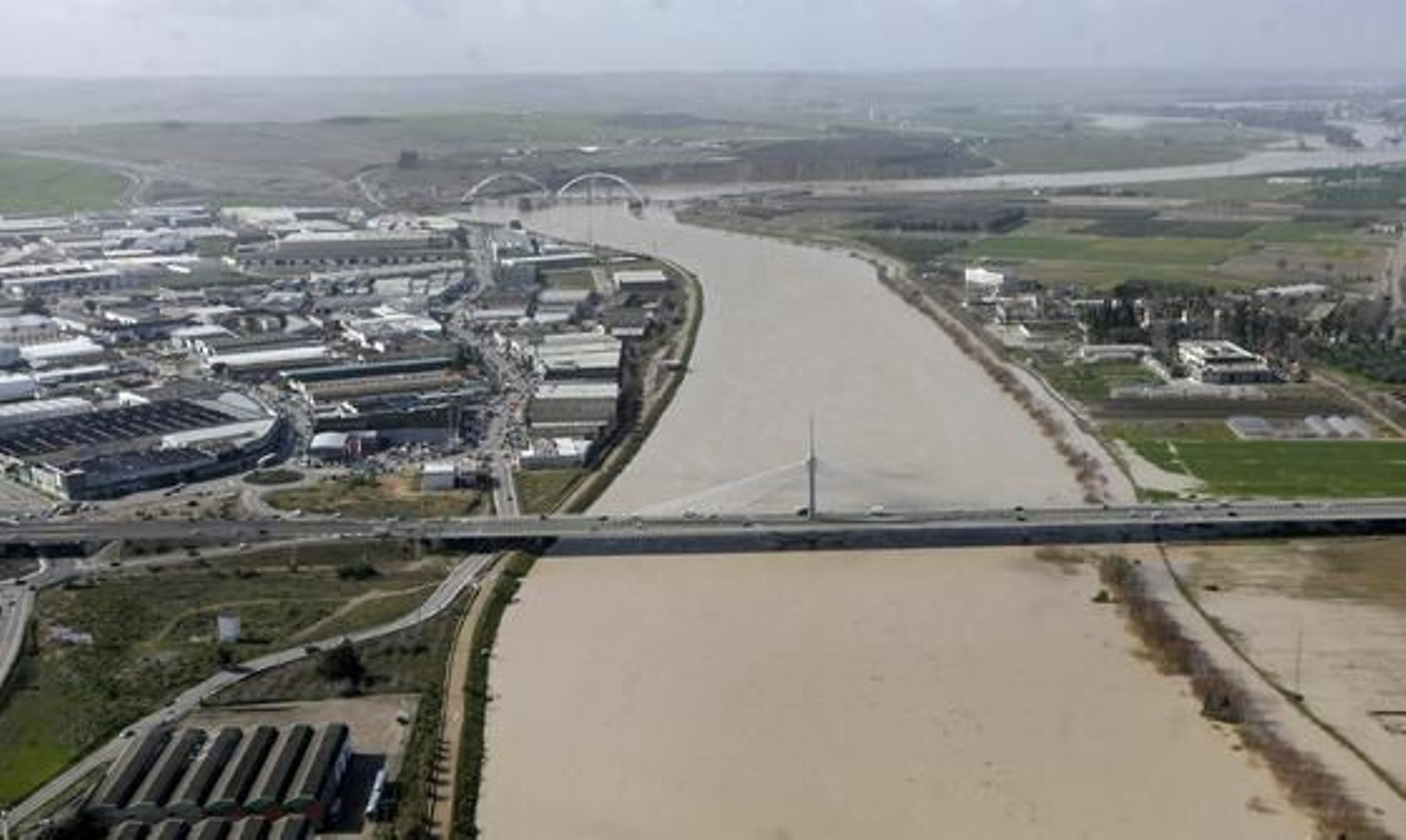 Vista aérea del cauce del río Guadalquivir desbordado a su paso por la zona del aeropuerto, la urbanización Altea y Córdoba. / José Martínez