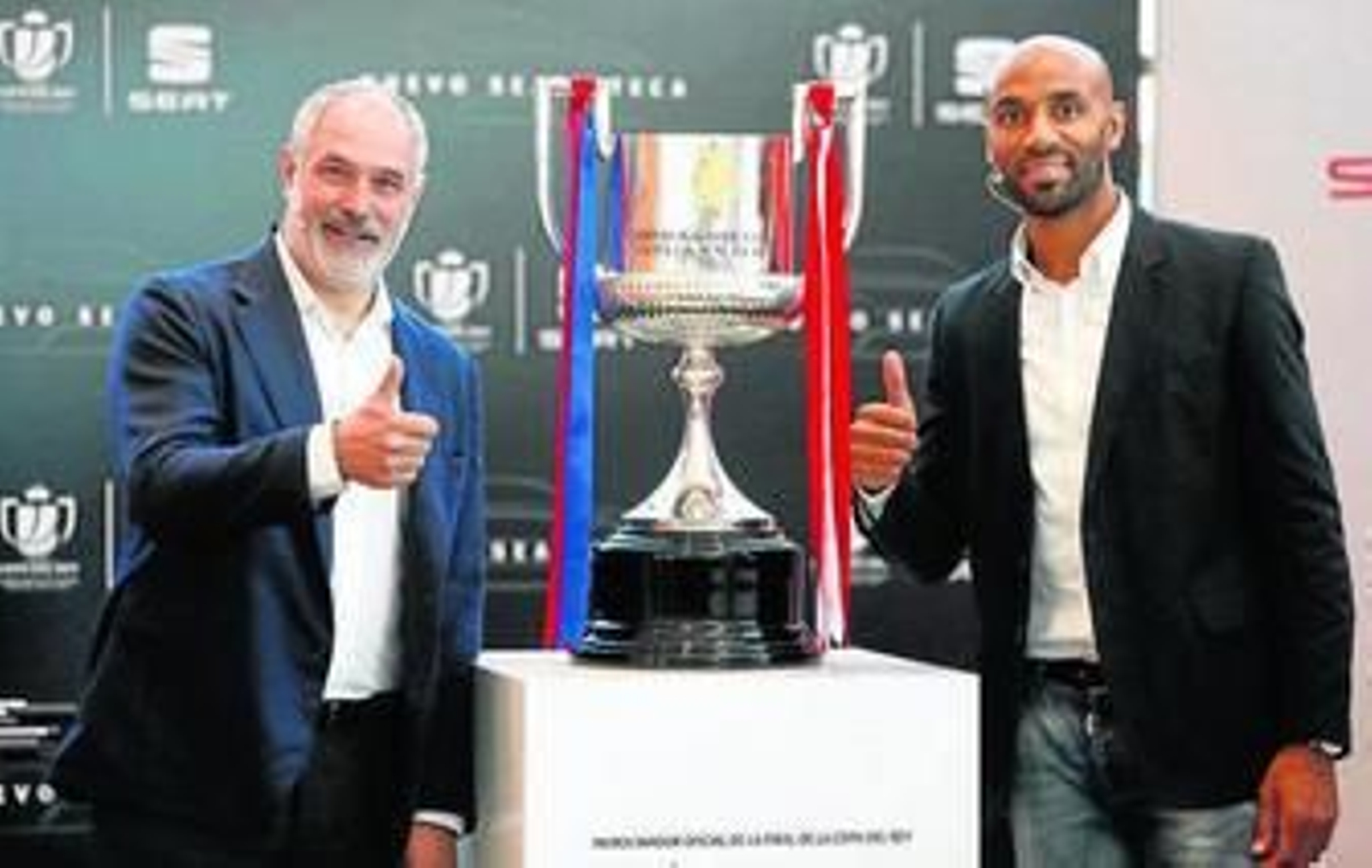 Zubizarreta y Kanoute, en un acto promocional de la final de la Copa del Rey en Madrid.