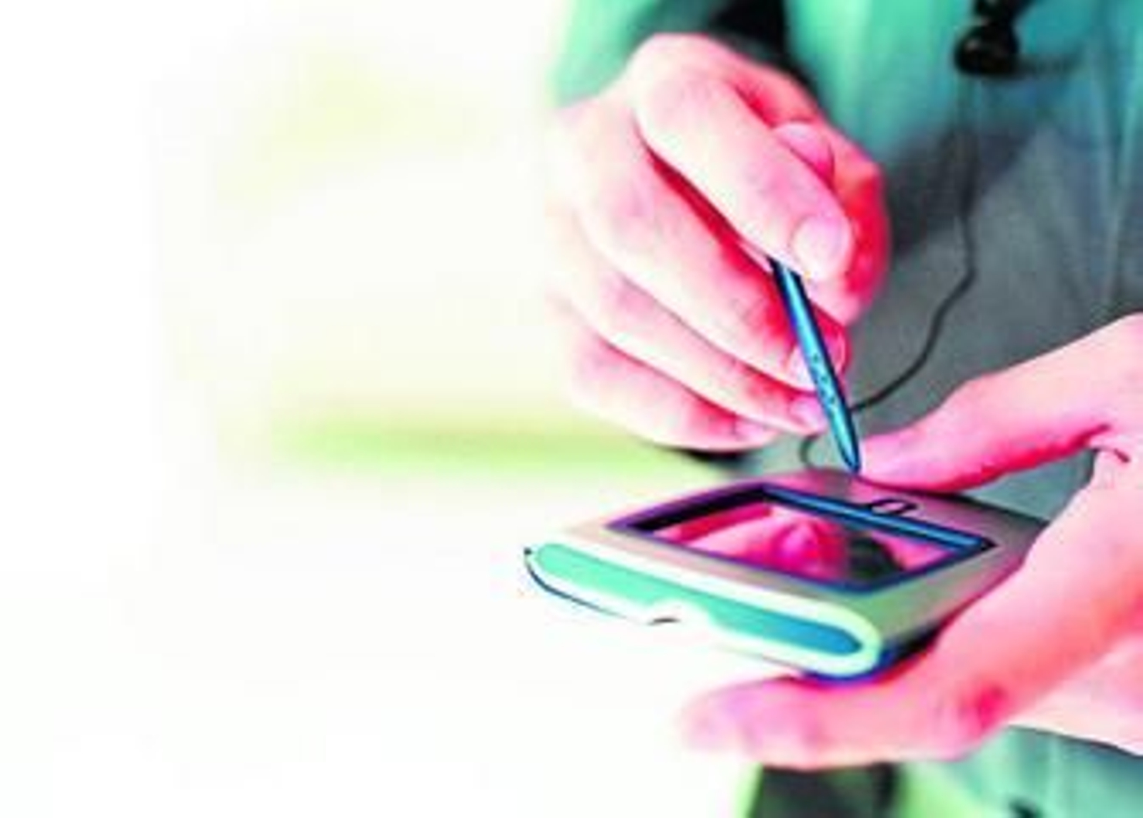 Un usuario trabaja con la PDA en la vía pública.