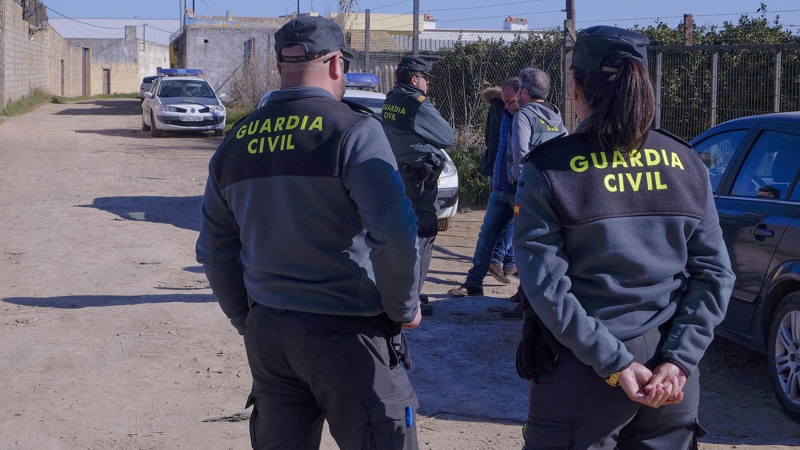Guardias civiles, en el Aral, lugar del crimen de La Algaba.