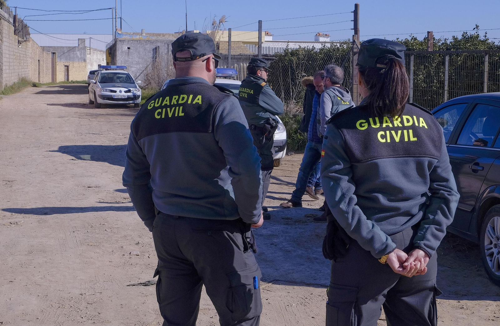 Guardias civiles, en el Aral, lugar del crimen de La Algaba.
