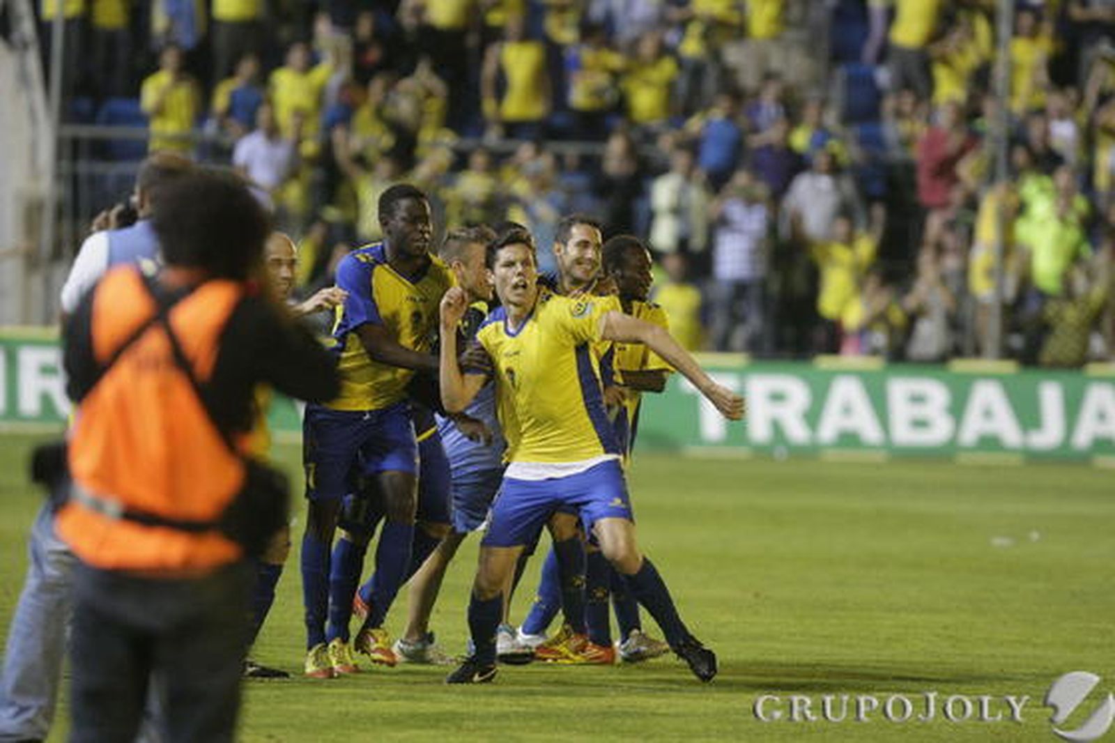Yuste, que marcó el gol definitivo, celebra el pase. 

Foto: Julio Gonzalez