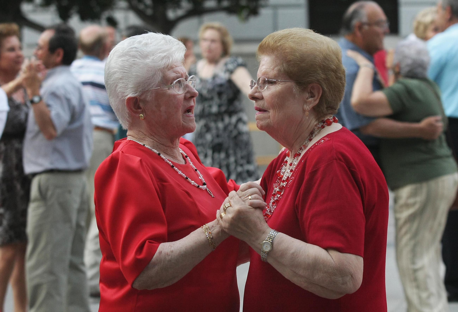 Imagen de archivo de participantes en el programa Mayores al Baile.