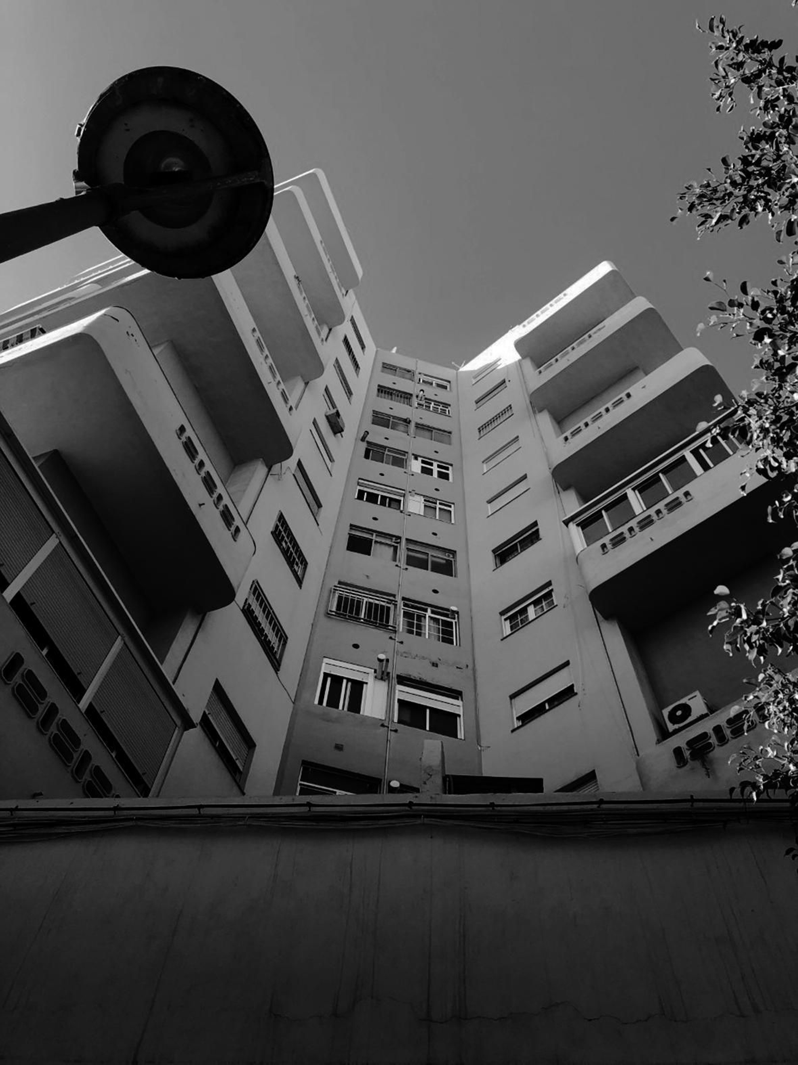 La inmensidad de las “Torres de Almería” desde la calle Universidad de Texas.