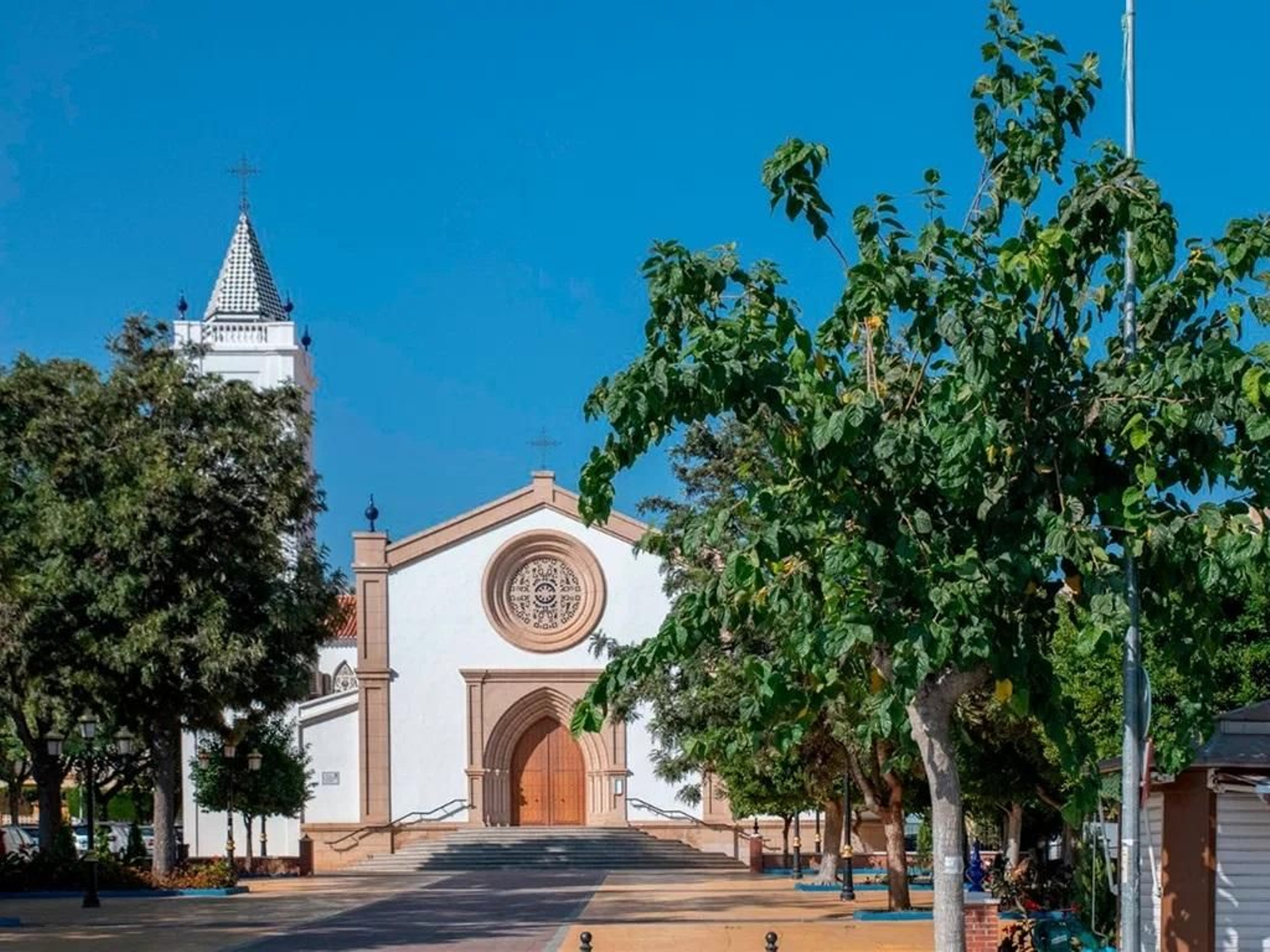 Plaza de la iglesia de La Cala del Moral.