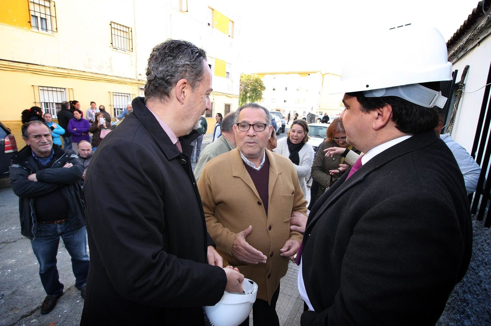 La visita del alcalde a las obras de rehabilitación de las viviendas de Pérez Cubillas, en imágenes