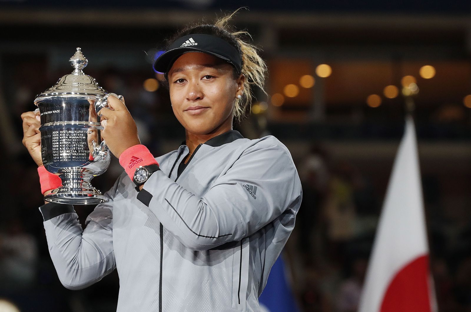 Naomi Osaka posa con el trofeo que la distingue como nueva campeona del US Open.