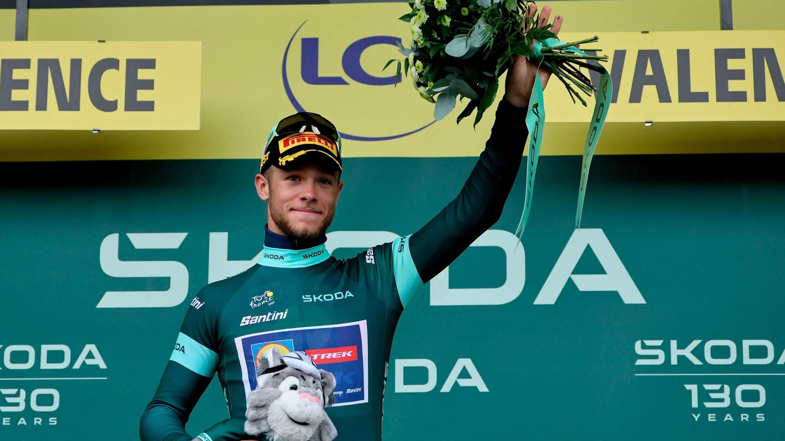 Jonathan Milan celebra en el podio su segunda victoria en el Tour dee Francia