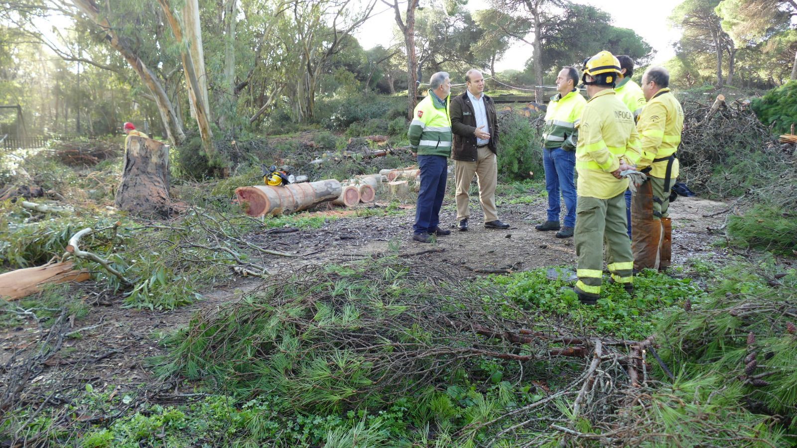Óscar Curtido inspecciona la zona afectada por el tornado.