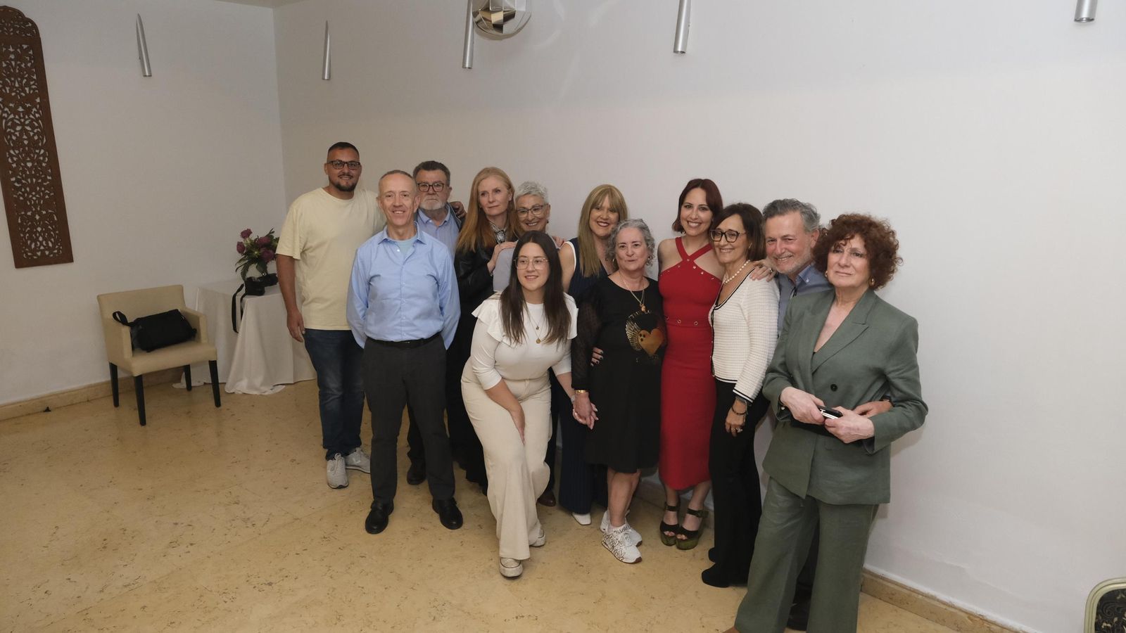 La escritora almeriense rodeada de su familia.