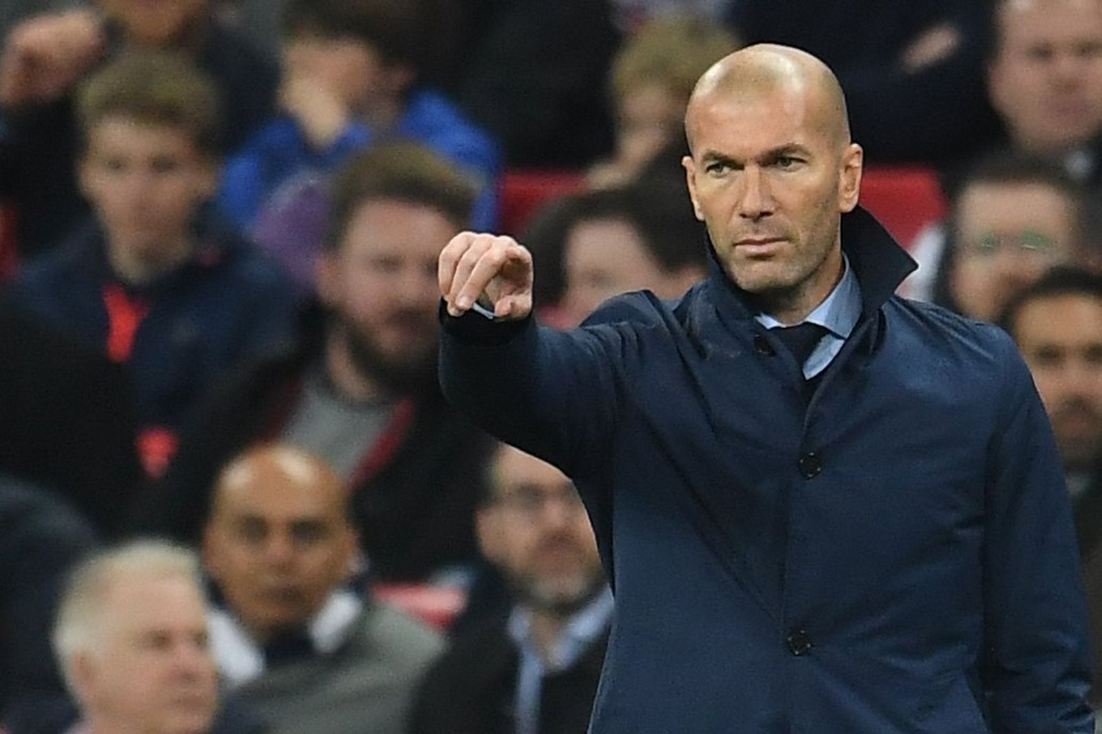 Zidane hace una indicación a sus futbolistas en Wembley ante el Tottenham.