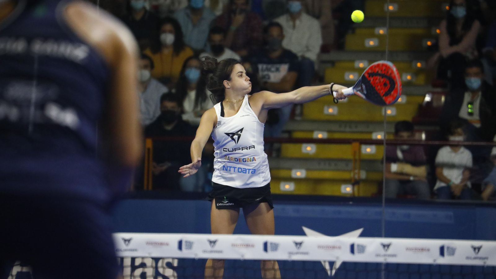 Paula Josemaría golpea la pelota durante las semifinales.