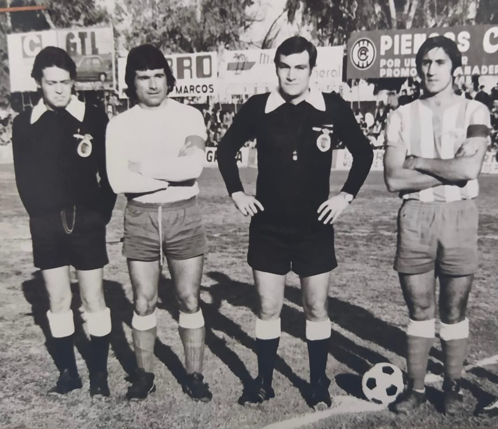 Mantecón, a la derecha de la foto portando el brazalete de capitán rojiblanco en el campo Los Arcos de Orihuela en noviembre de 1976