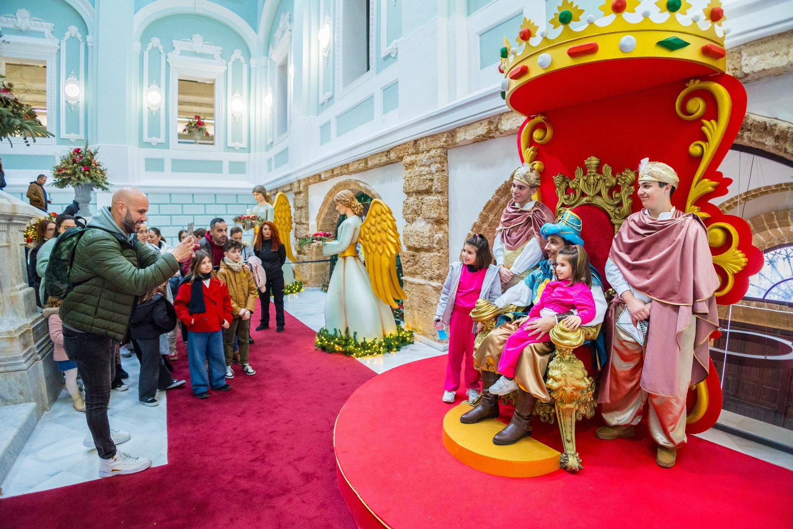 El Heraldo Real, en el Ayuntamiento, recibiendo la visita de los niños de San Fernando