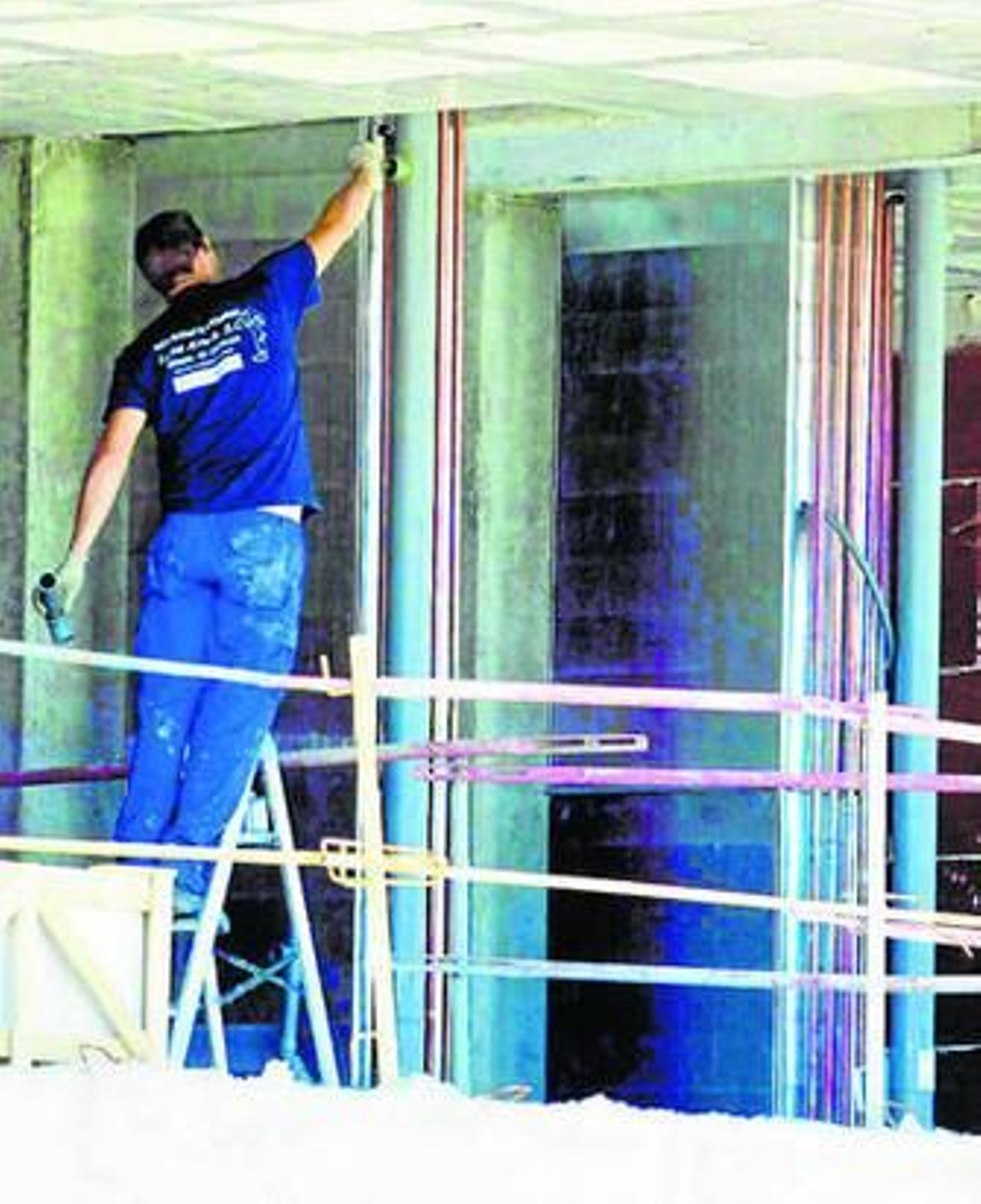 Un operario trabaja en una obra en la capital.