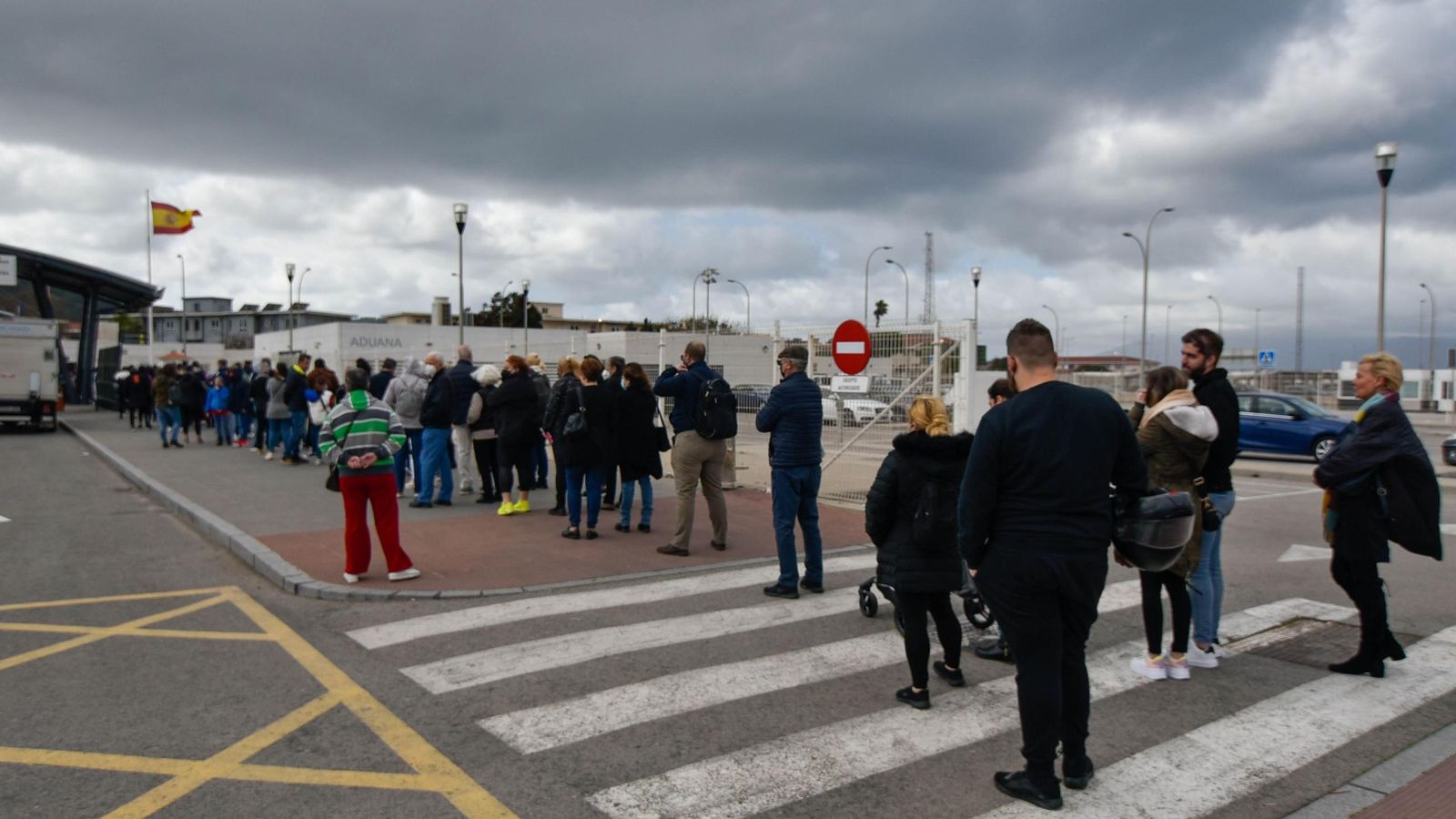 Cola de peatones para entrar en Gibraltar.