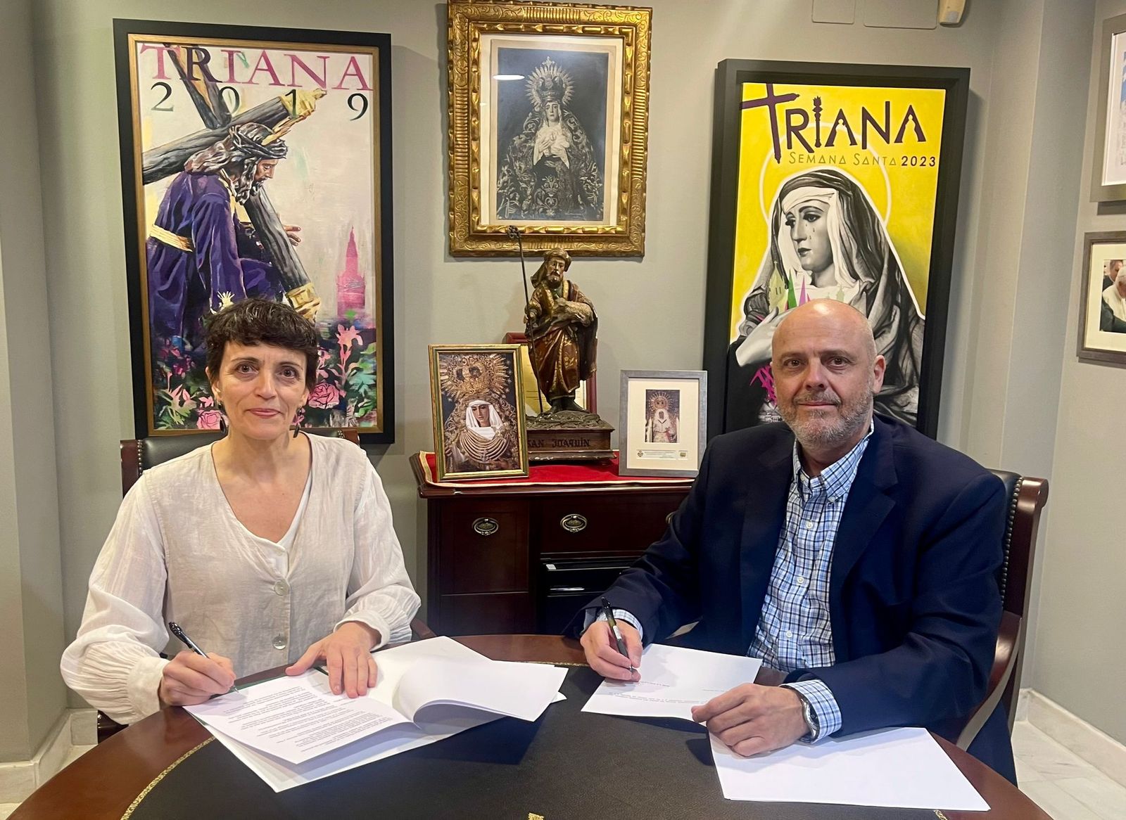 Ambas entidades firman el contrato de ejecución de estas tallas