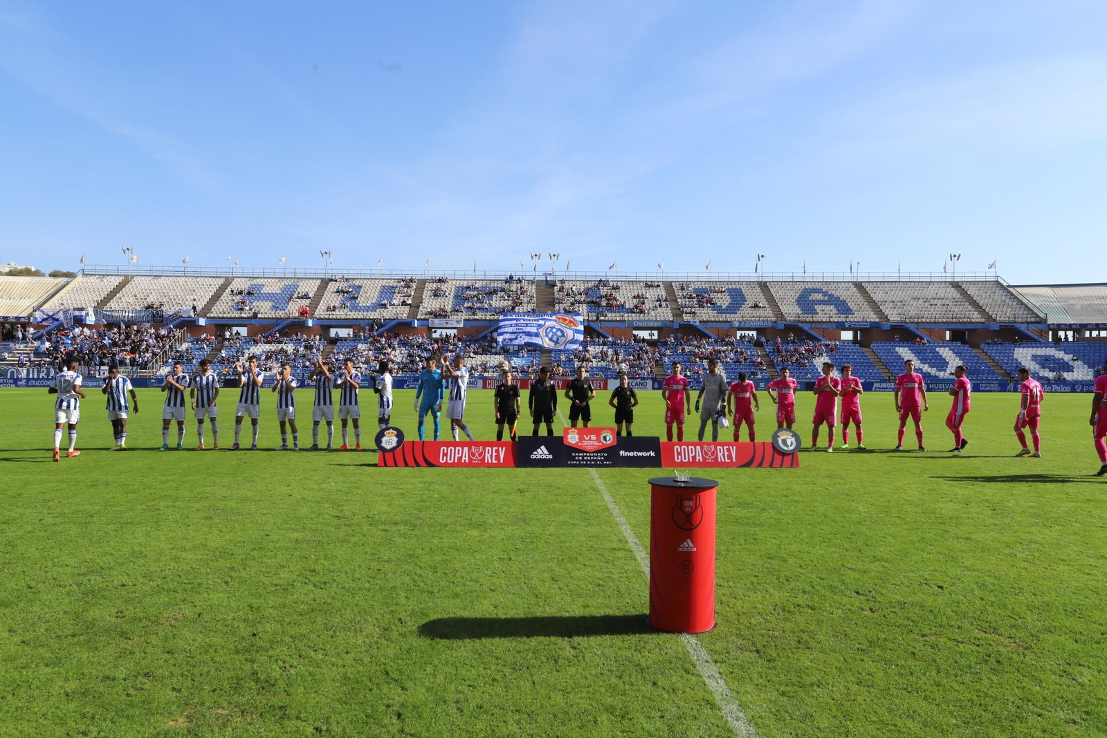 Imágenes del gran ambiente en el Nuevo Colombino para ver el  Recre-Burgos
