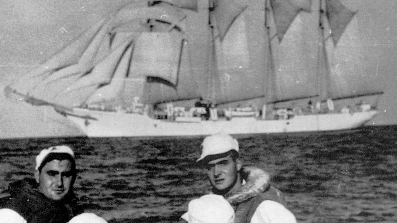 Juan Carlos I en sus prácticas de navegación en el buque.