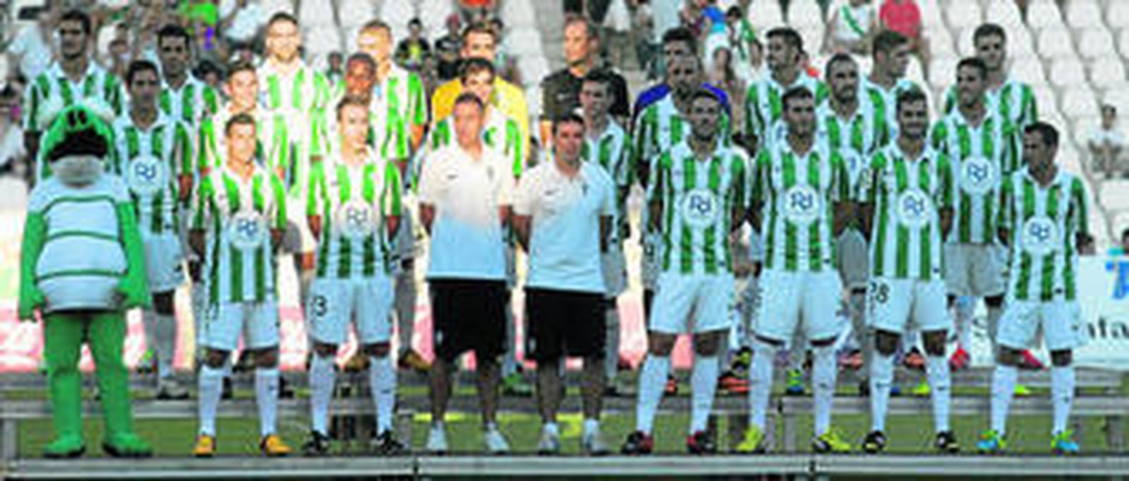 La plantilla del Córdoba para la temporada 2013-14 posa al término del acto de presentación del equipo en El Arcángel.