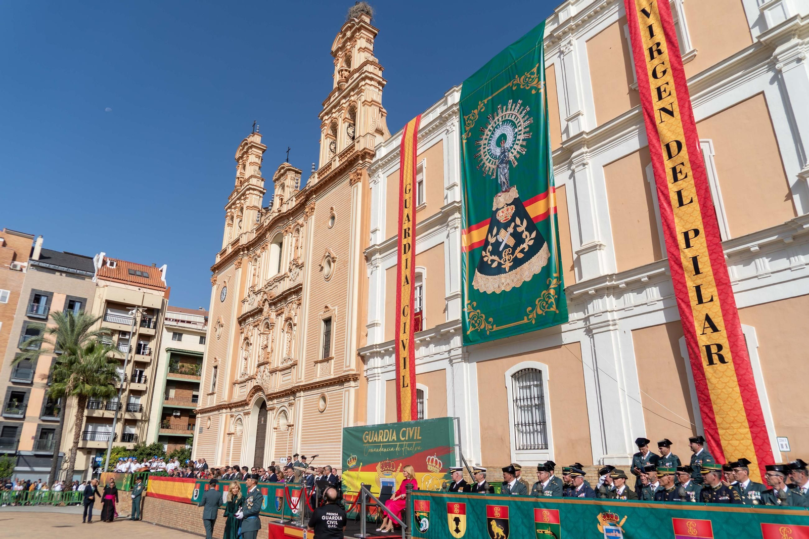 Imágenes del desfile de la Guardia Civil en el Día de la Hispanidad y de su patrona en la Plaza de La Merced