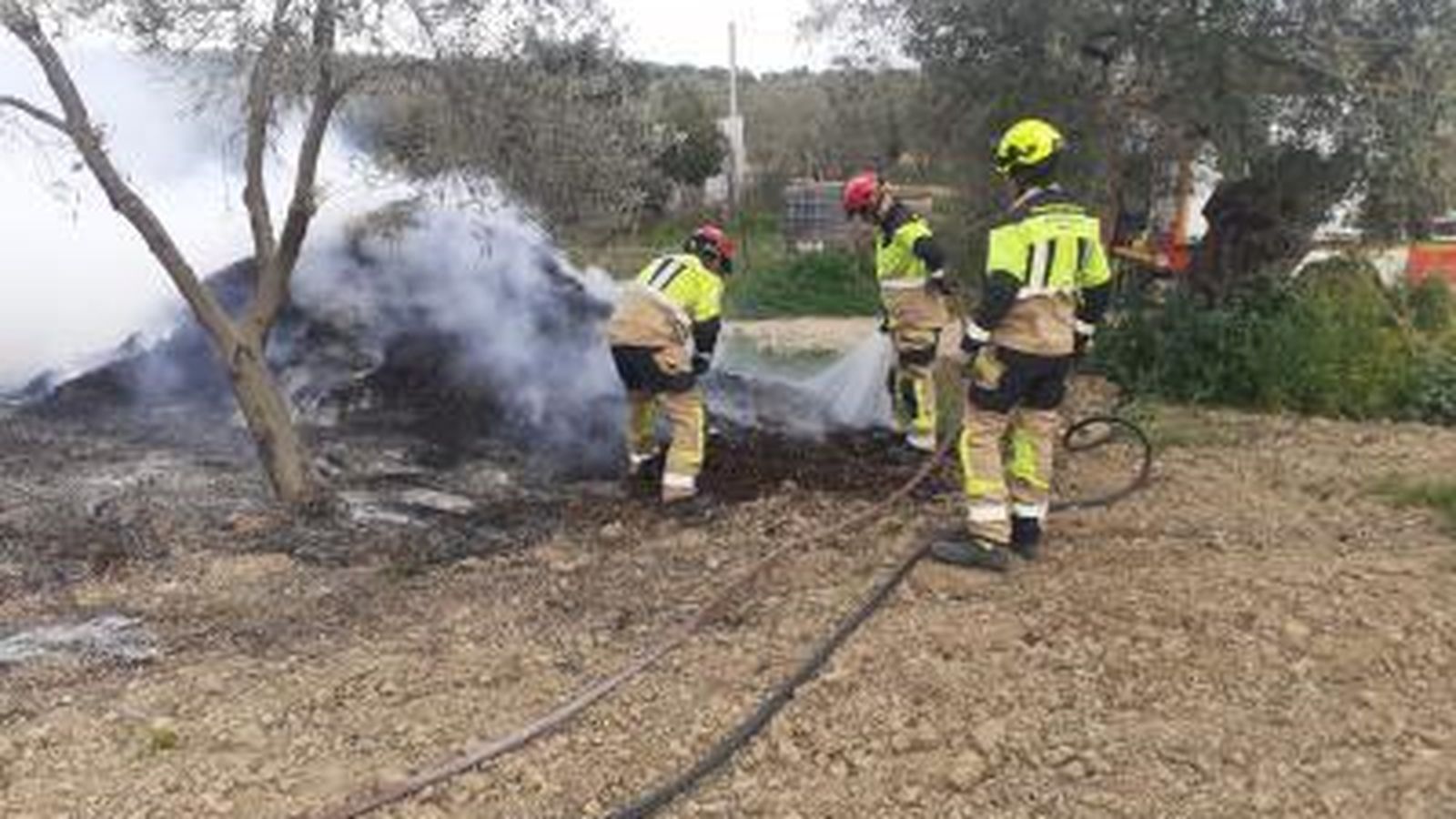 Los bomberos combaten las llamas.