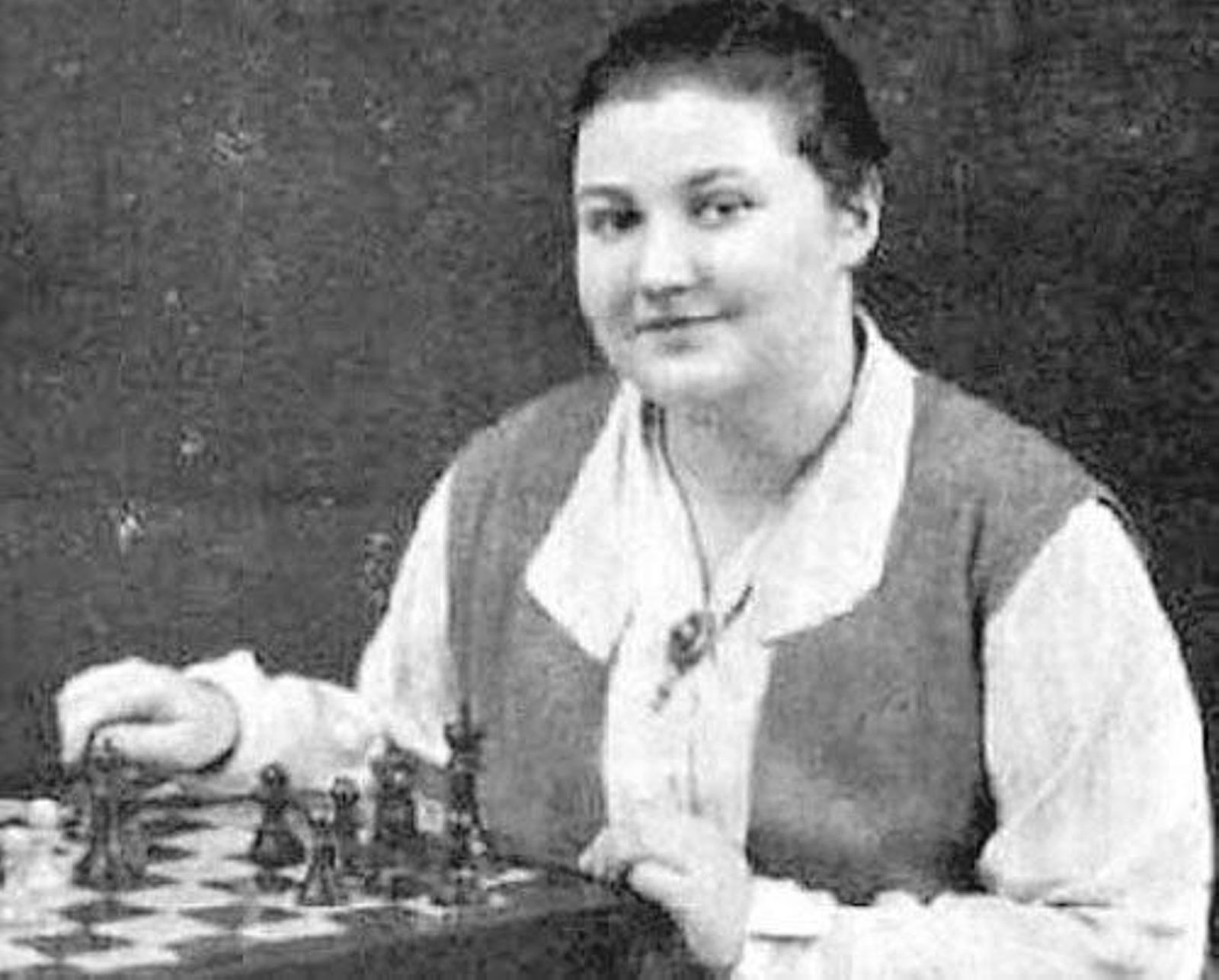 La pionera jugadora de ajedrez Vera Menchik, frente a un tablero.