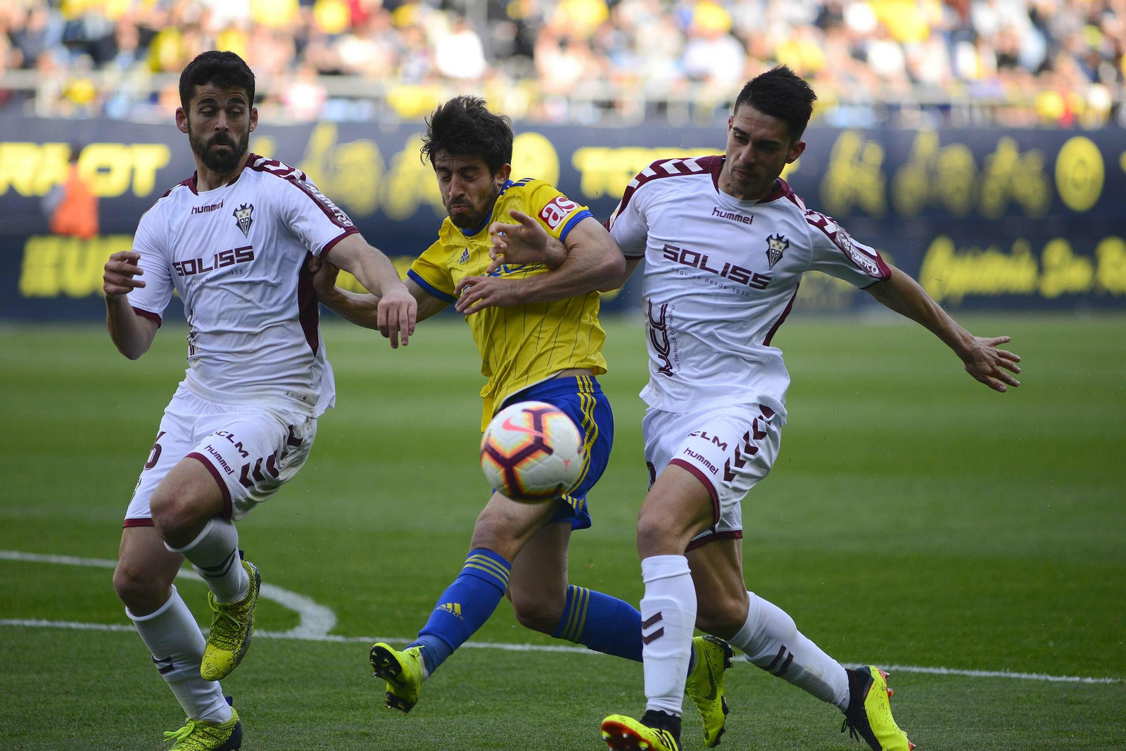 Ángel Moreno (derecha) intenta frenar a Jairo en la visita del Albacete al Cádiz.