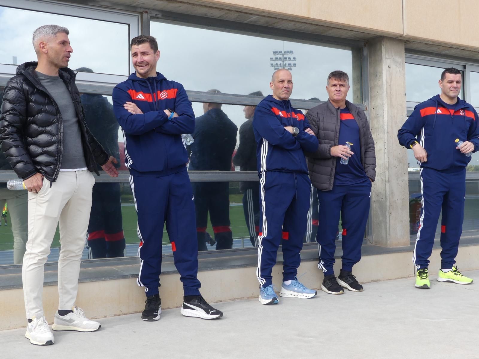 Salva Sevilla, team manager de la UDA, junto a los entrenadores en formación que han seguido la sesión