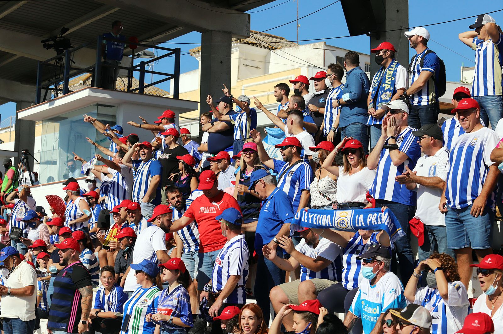 Imágenes de la afición más fiel del Recre en su visita al campo del Antoniano