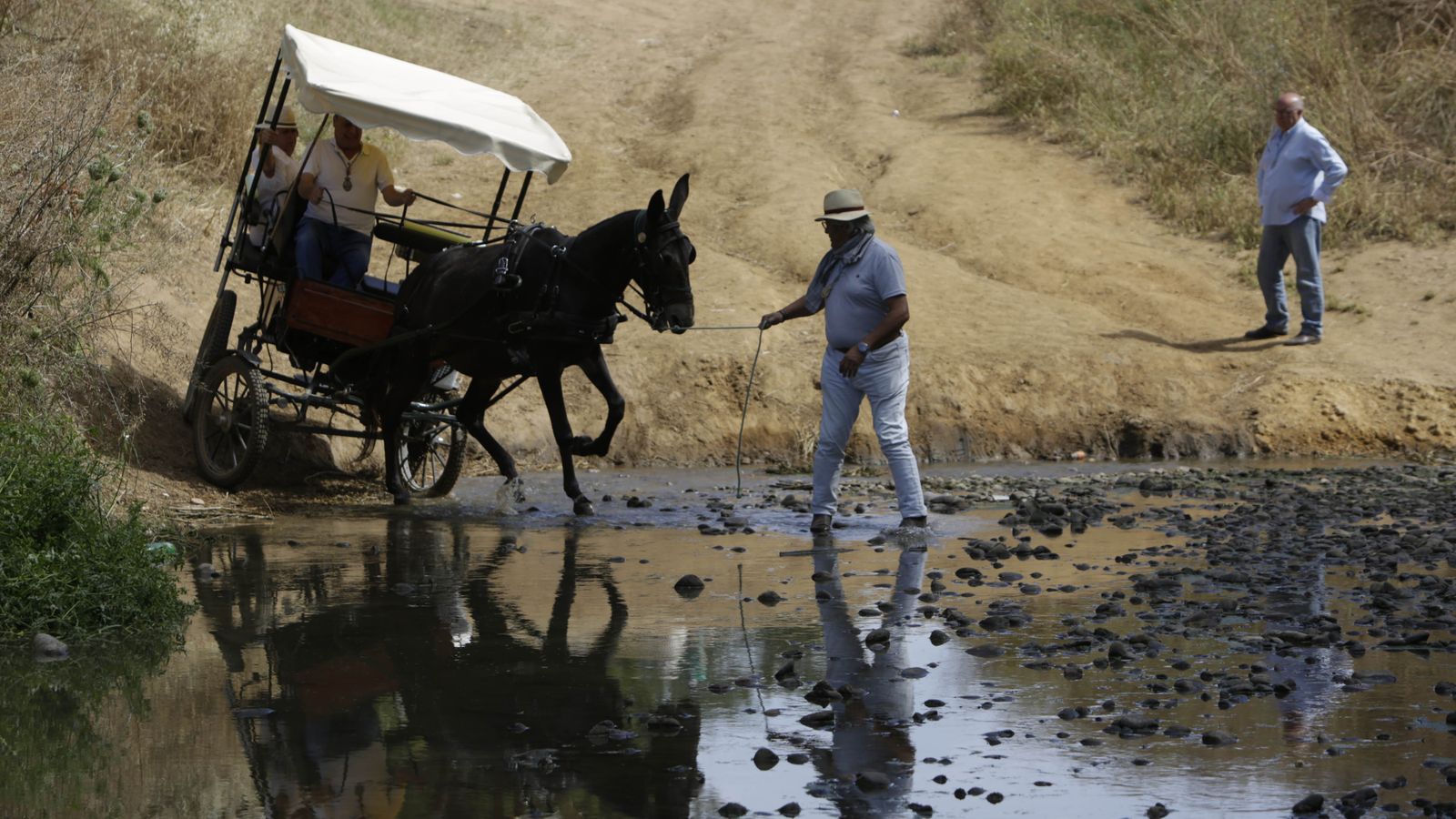 Imágenes de un viernes de Rocío sin romería