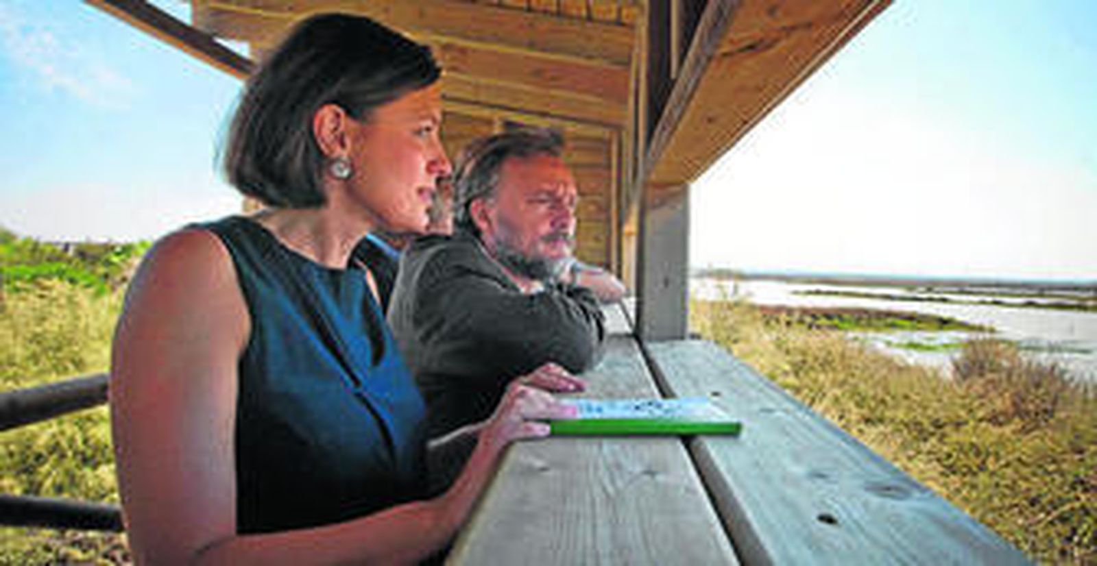 El consejero, José Fiscal, junto a la alcaldesa isleña, Patricia Cavada, ayer en uno de los miradores del Parque.