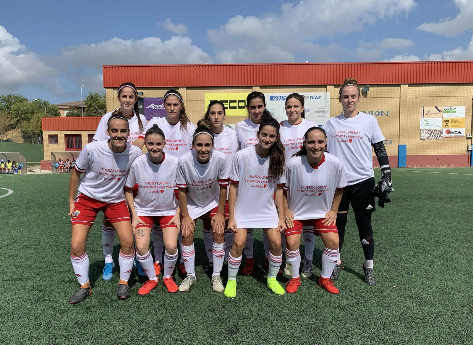 Jugadoras de la UDA con una camiseta de ánimo a Lorena García, presidenta del femenino.