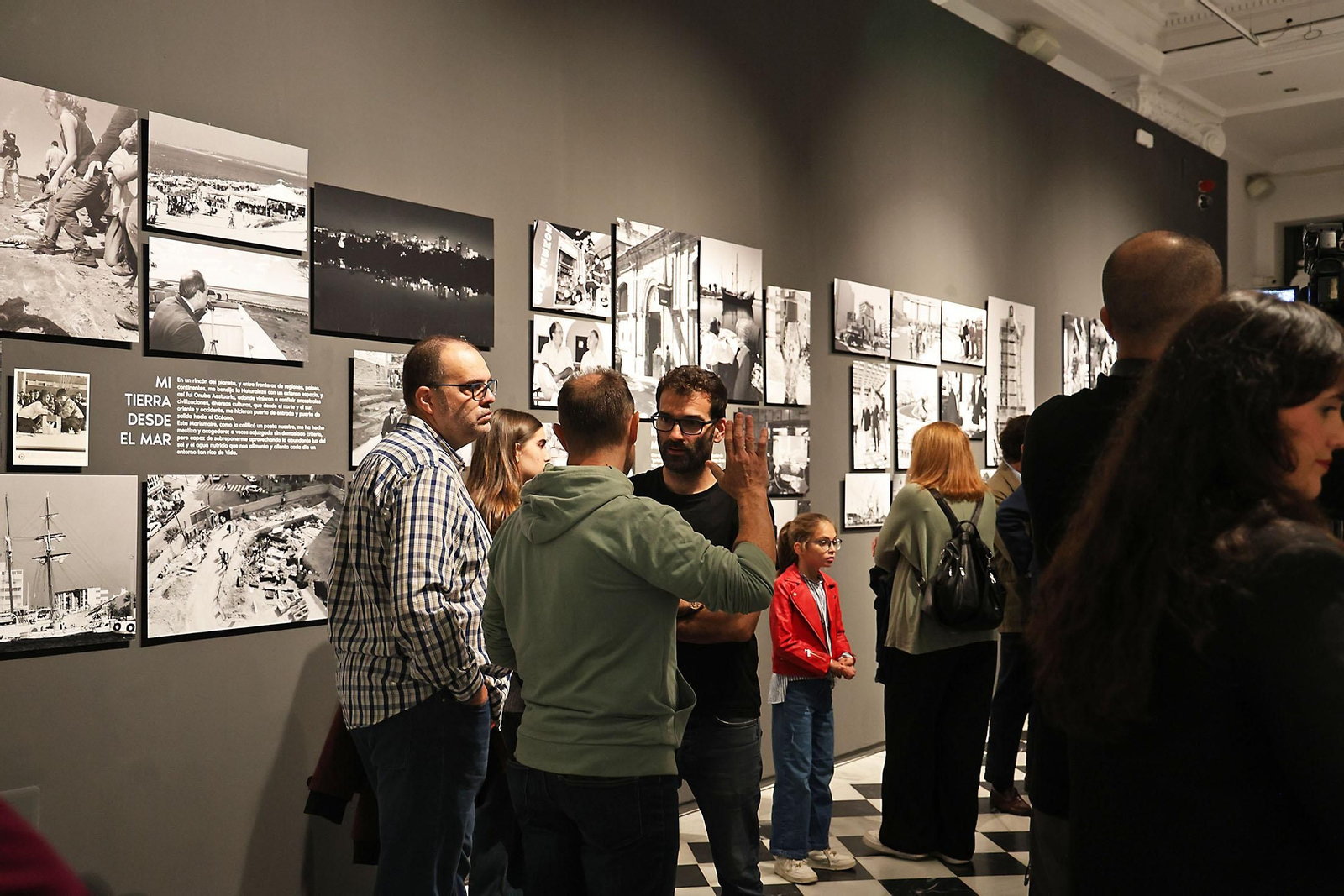 Inauguración la exposición 'Noventa Veces Huelva', una selección de fotografías de fotoperiodista Miguel Vázquez