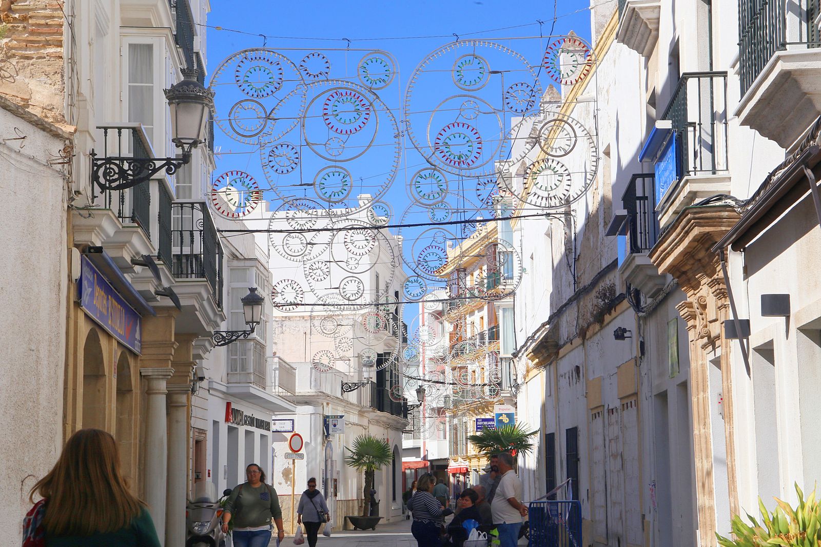 Vista de la calle La Fuente, donde ya se ha instalado parte de los motivos del alumbrado.