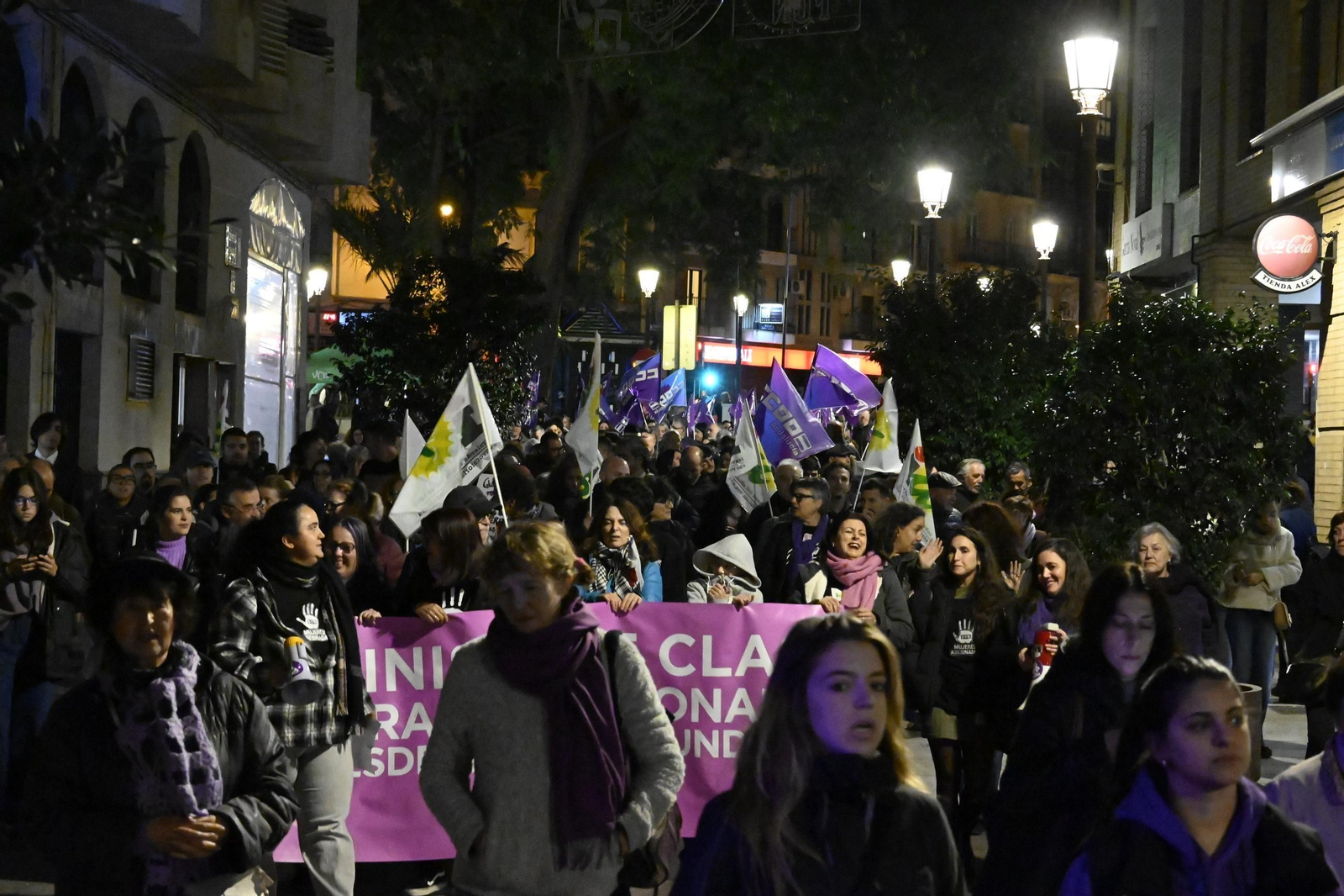 Imágenes de la manifestación con motivo del 25N en Huelva